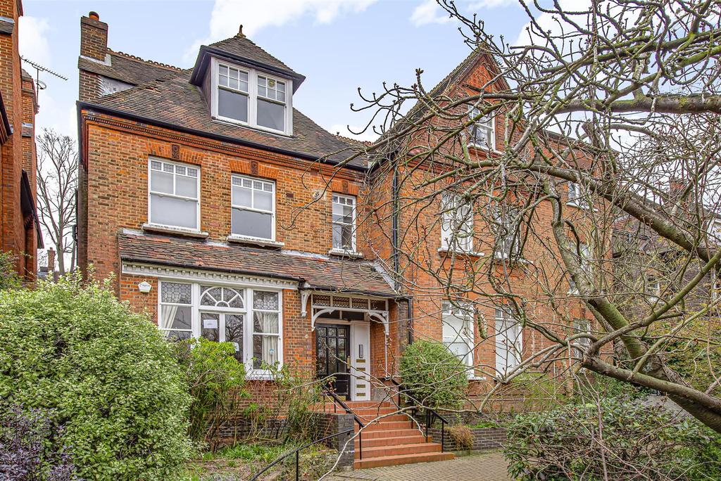 Netherhall Gardens, Hampstead, NW3 2 bed flat £725,000