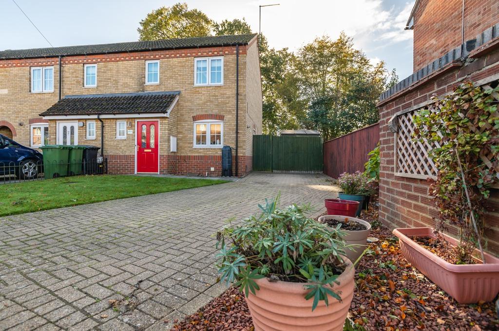 Swale Avenue, Peterborough, Cambridgeshire 3 bed end of terrace house