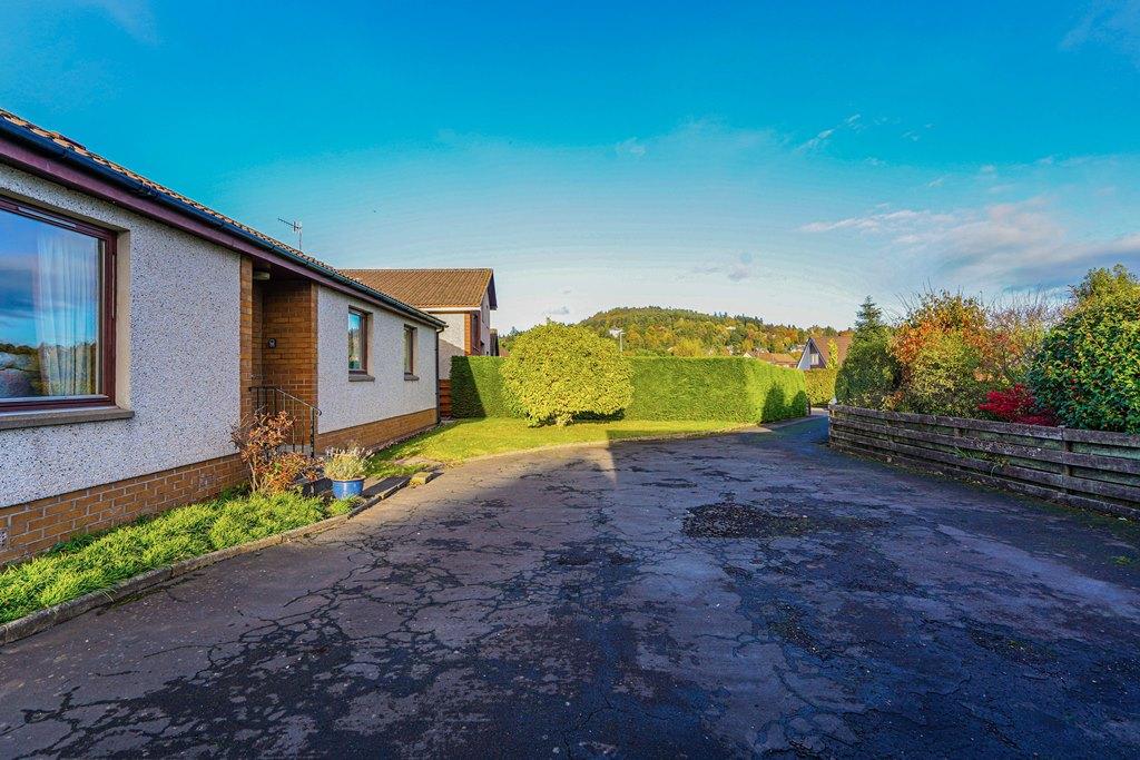 Galloway Crescent, Crieff PH7 4 bed detached house £290,000