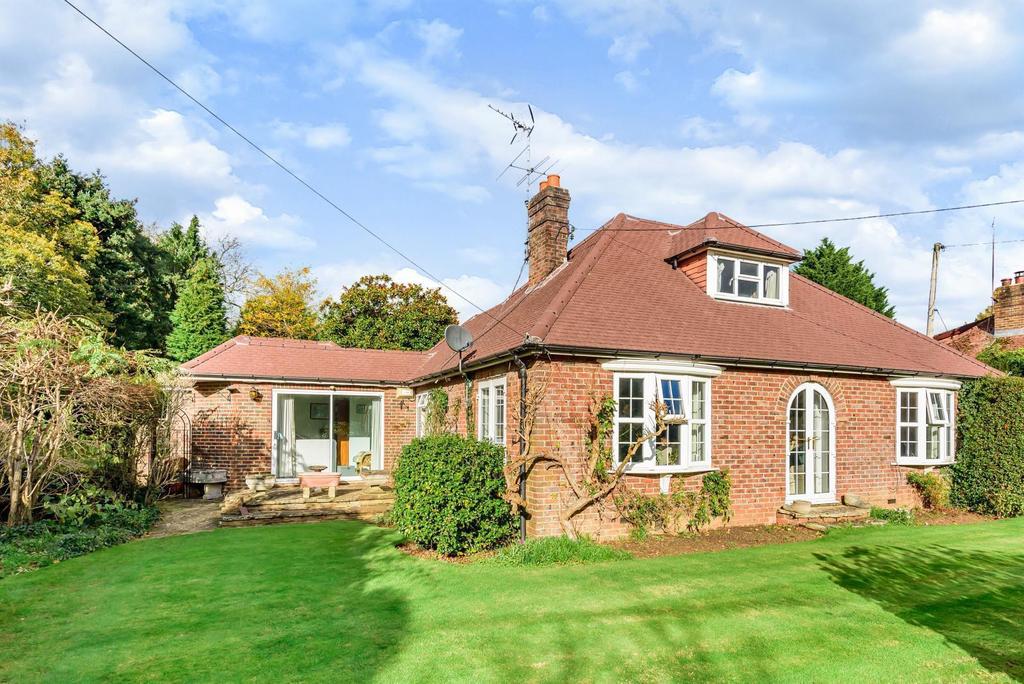 Horsham Road, Alfold, GU6 3 bed bungalow - £650,000