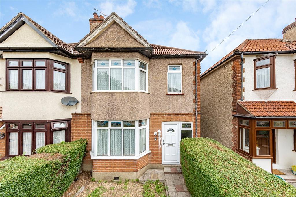 Bruce Avenue, Hornchurch, RM12 3 bed semidetached house £425,000