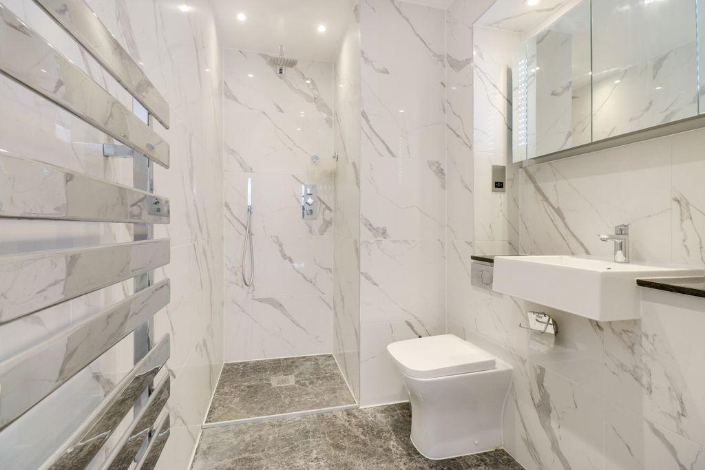 Ensuite to Bed 1