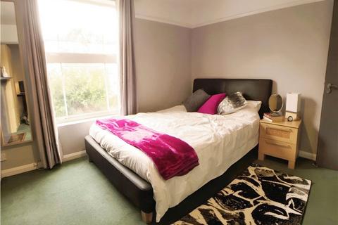 1 bedroom in a house share to rent, Queens Road, Egham, TW20