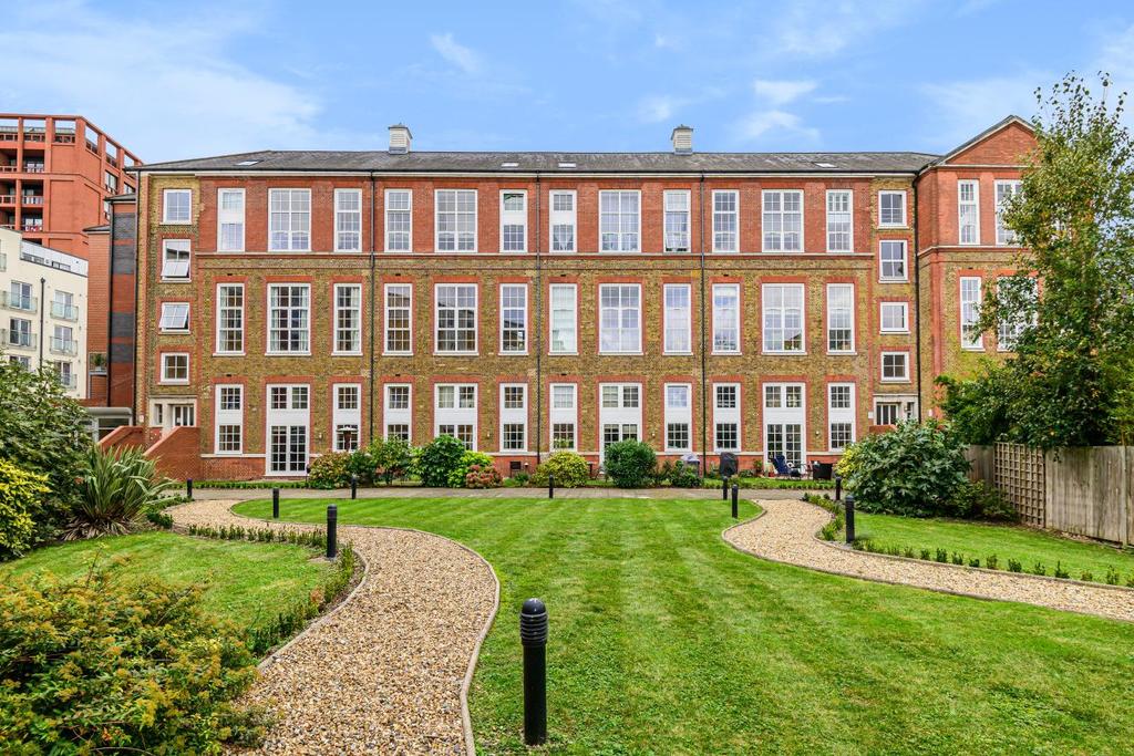 Enfield Road, Islington 2 bed flat £700,000