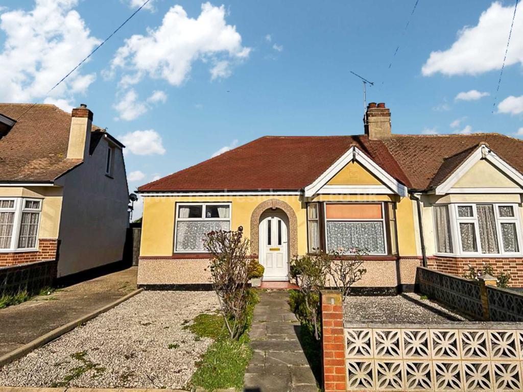 Sherbourne Gardens, Southend On Sea 2 bed semidetached bungalow £300,000