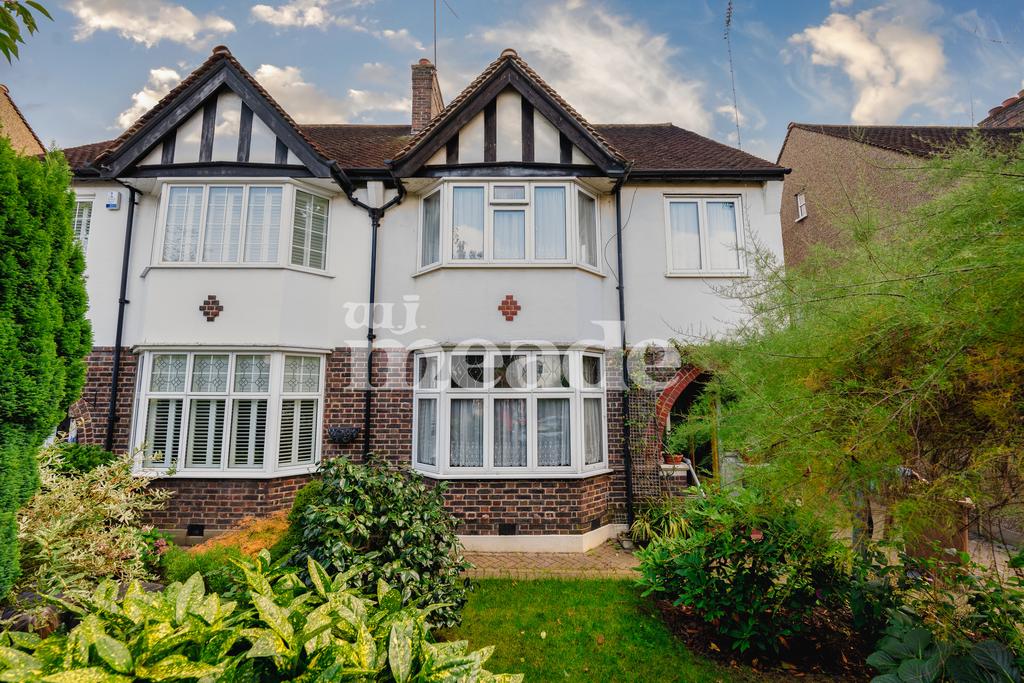 Hollywood Way, Woodford Green, IG8 3 bed semidetached house £735,000