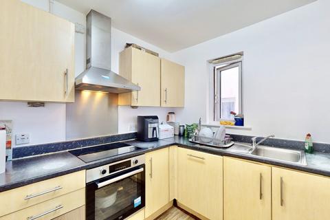 3 bedroom apartment to rent, Canalside Gardens, Southall, UB2