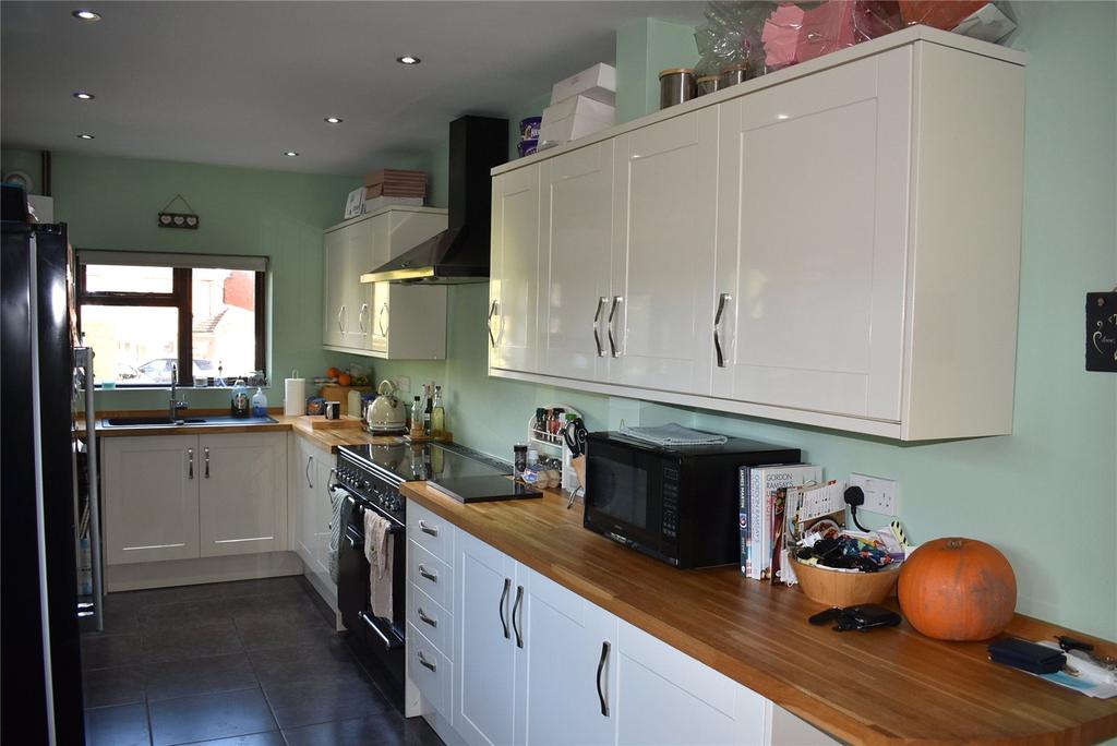 Lowe Lane, Kidderminster, DY11 3 bed semidetached house £375,000