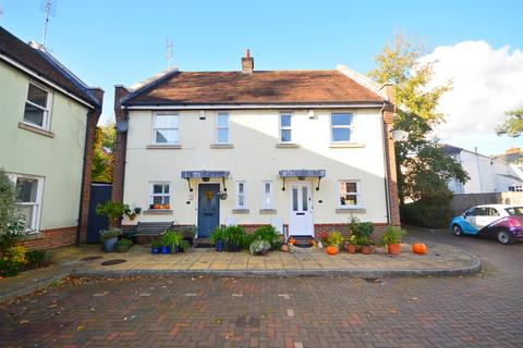 3 bedroom semi-detached house to rent, Wheelwrights Close, Arundel, BN18