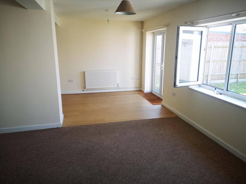 Newgate Lane, Fareham PO14 2 bed semidetached bungalow £925 pcm (£