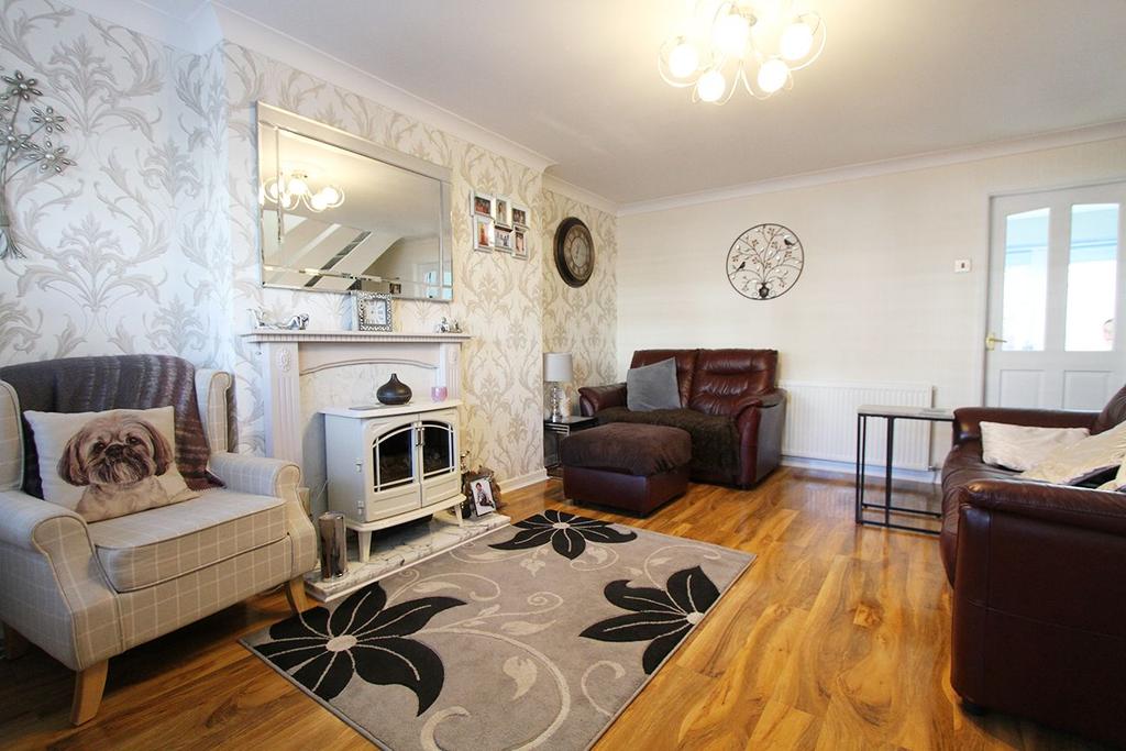 Lincoln Drive, AshtoninMakerfield... 3 bed semidetached house £160,000