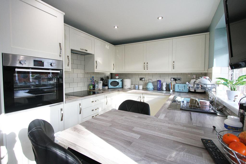 Lincoln Drive, AshtoninMakerfield, Wigan, WN4 9HT 3 bed semidetached