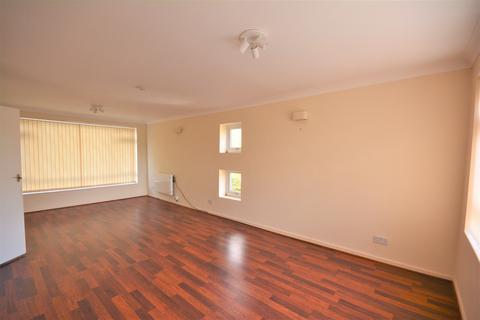 3 bedroom flat to rent, Grosvenor Court, Park Lane Salford M7