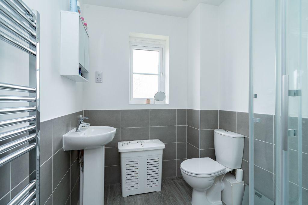 Ensuite to Bed 1