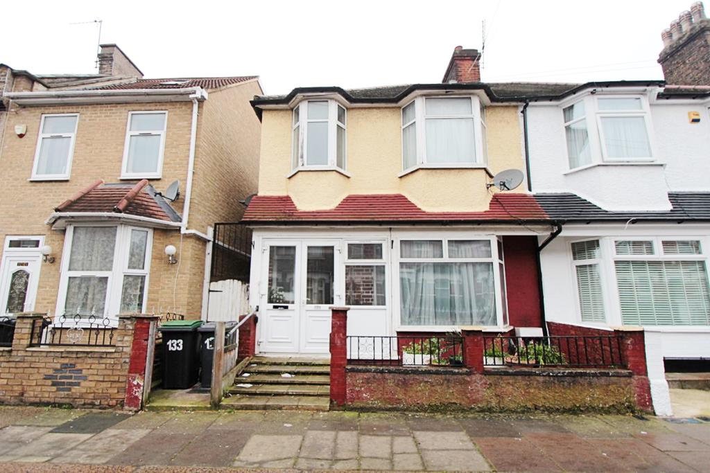 Napier Road, London, N17 3 bed semidetached bungalow £525,000