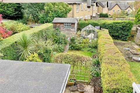 9 Ledbury Road, Reigate, RH2 9HN
