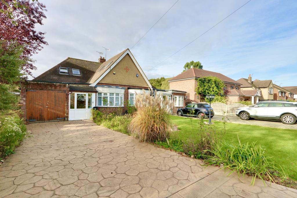 The Greenway Ickenham UB10 4 Bed Semi detached House 685 000