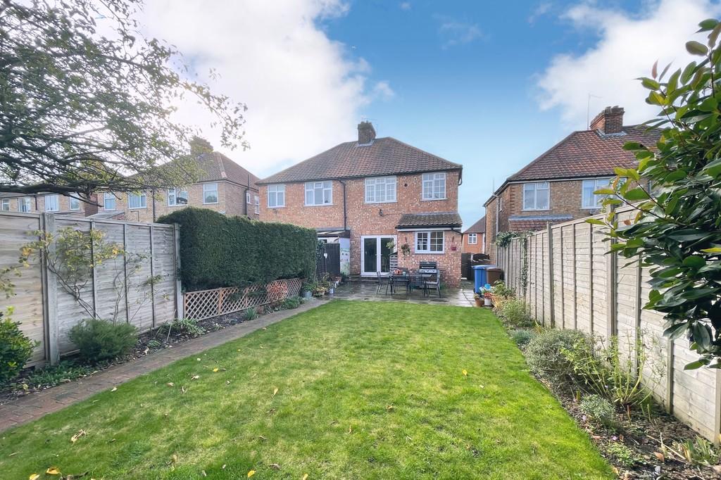 Ascot Drive, Ipswich IP3 9BX 3 bed semidetached house £275,000