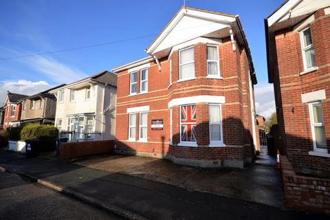 6 bedroom detached house to rent, Highfield Road, Ensbury Park