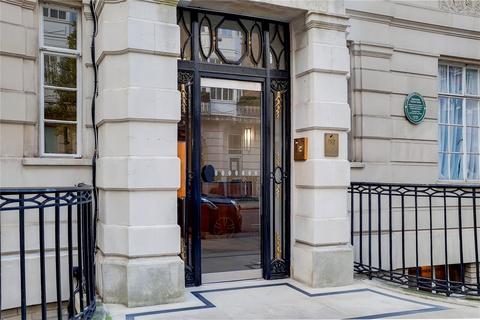 Studio to rent, Hallam Street, London, W1W