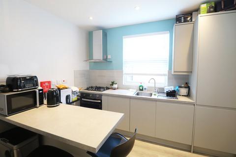 1 bedroom in a flat share to rent, The Broadway, Wimbledon, London, SW19