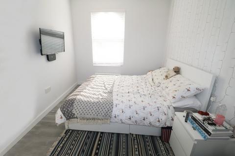 1 bedroom in a flat share to rent, The Broadway, Wimbledon, London, SW19