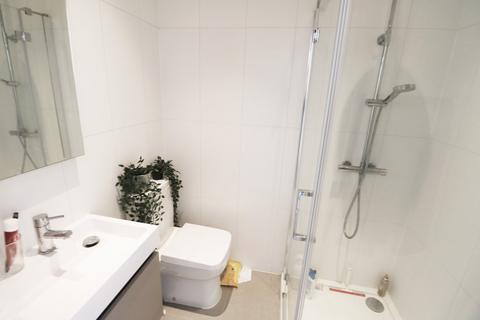 1 bedroom in a flat share to rent, The Broadway, Wimbledon, London, SW19
