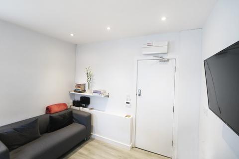 1 bedroom in a flat share to rent, The Broadway, Wimbledon, London, SW19