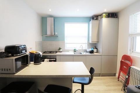 1 bedroom in a flat share to rent, The Broadway, Wimbledon, London, SW19