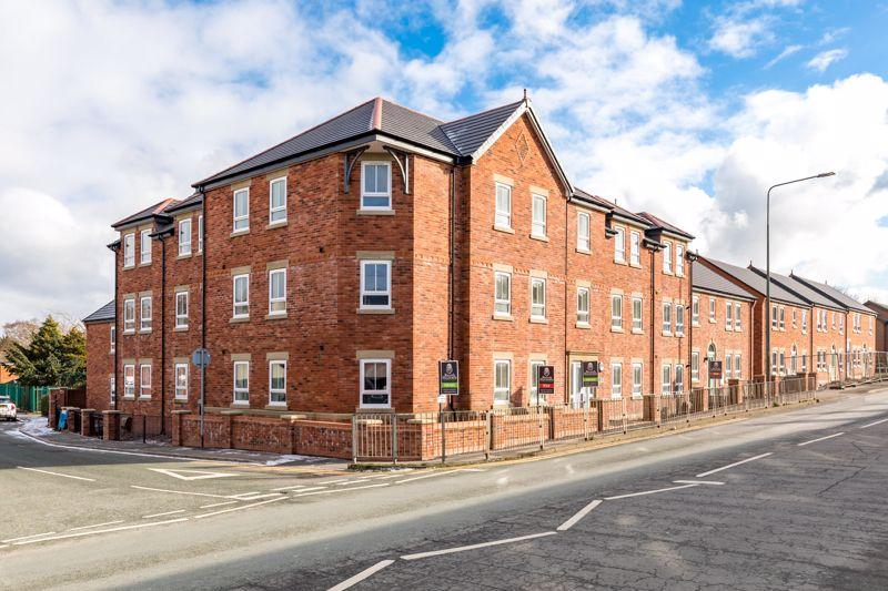 Preston Road, Standish, WN6 0NP 2 bed apartment £675 pcm (£156 pw)