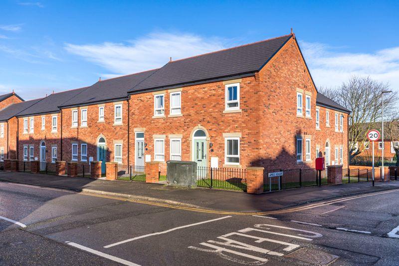 Preston Road, Standish, WN6 0NP 2 bed apartment £675 pcm (£156 pw)