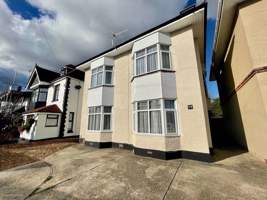 SPACIOUS FAMILY HOME, CHARMINSTER 4 bed house £1,400 pcm (£323 pw)