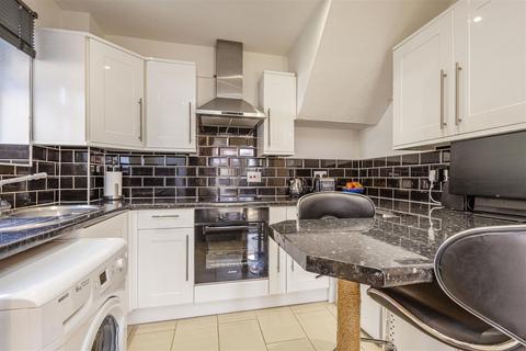 5 Cornhill Close, Addlestone, KT15 2DJ