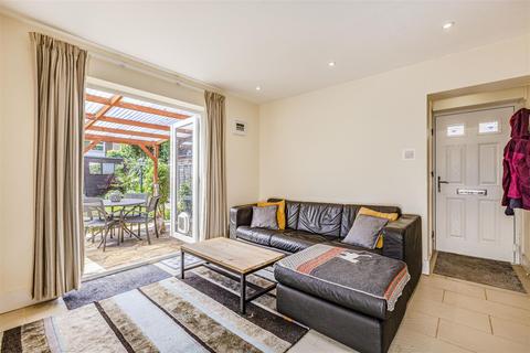 5 Cornhill Close, Addlestone, KT15 2DJ