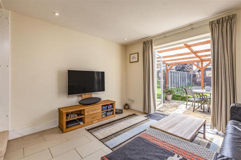 5 Cornhill Close, Addlestone, KT15 2DJ