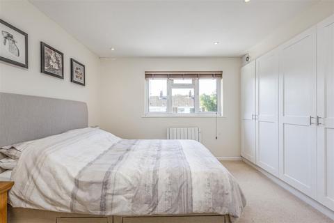 5 Cornhill Close, Addlestone, KT15 2DJ