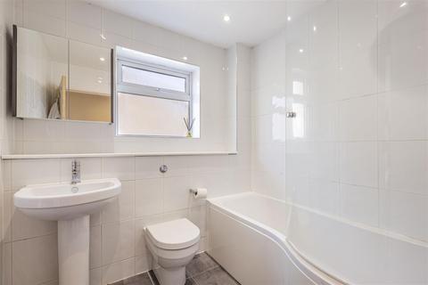 5 Cornhill Close, Addlestone, KT15 2DJ