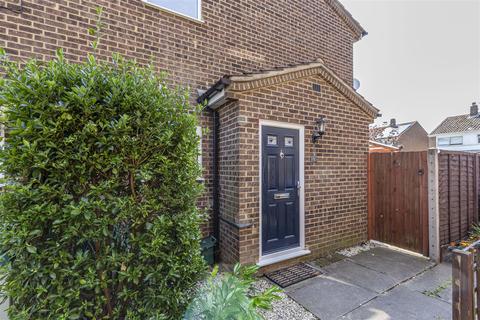 5 Cornhill Close, Addlestone, KT15 2DJ