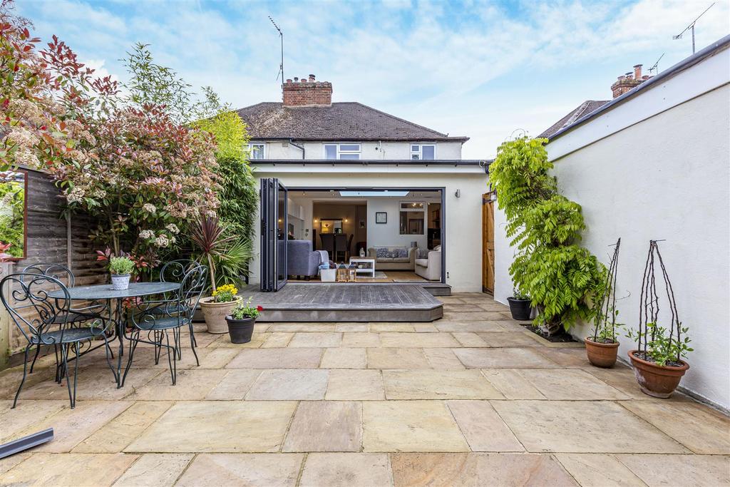 Lindsay Road, New Haw, Addlestone 3 bed house £520,000