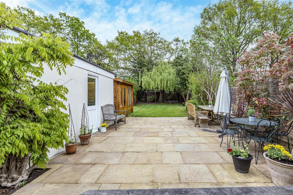 Lindsay Road, New Haw, Addlestone 3 bed house £520,000
