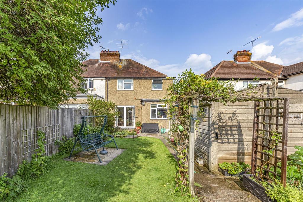 Lindsay Road, New Haw, KT15 3BE 3 bed semidetached house £485,000