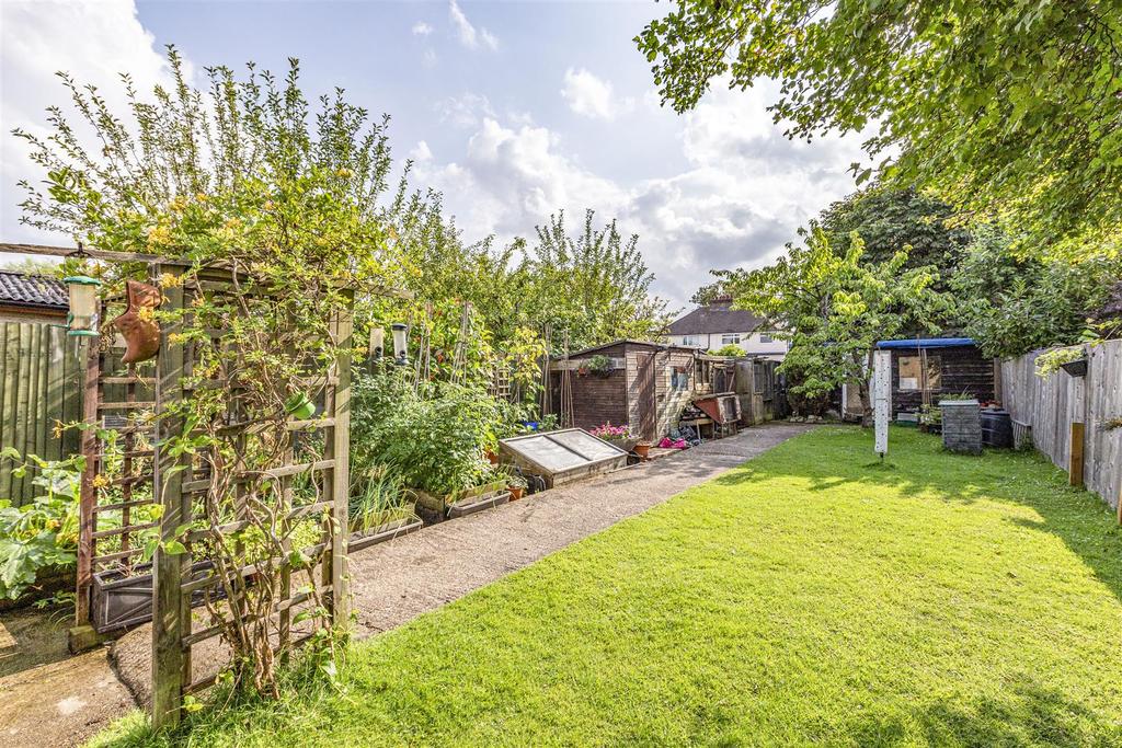 Lindsay Road, New Haw, KT15 3BE 3 bed semidetached house £485,000