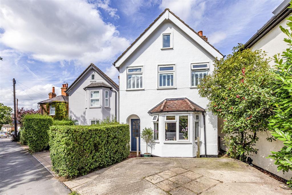 Hare Hill, Row Town, Addlestone 3 bed detached house £600,000