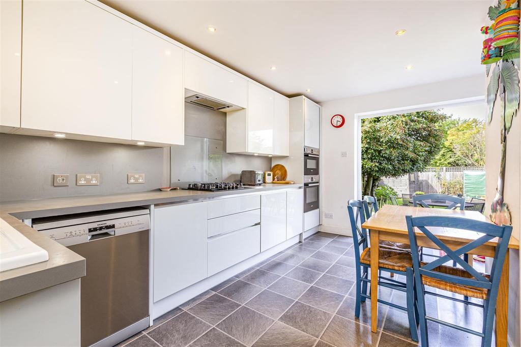 Hare Hill, Row Town, Addlestone 3 bed detached house £600,000