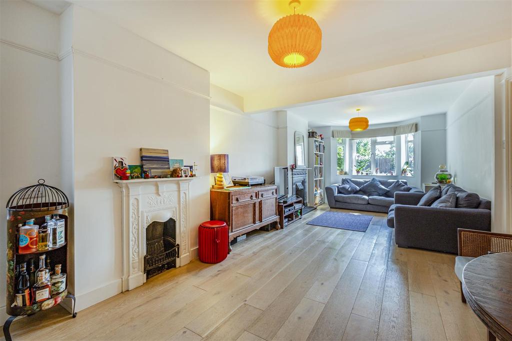 Hare Hill, Row Town, Addlestone 3 bed detached house £600,000