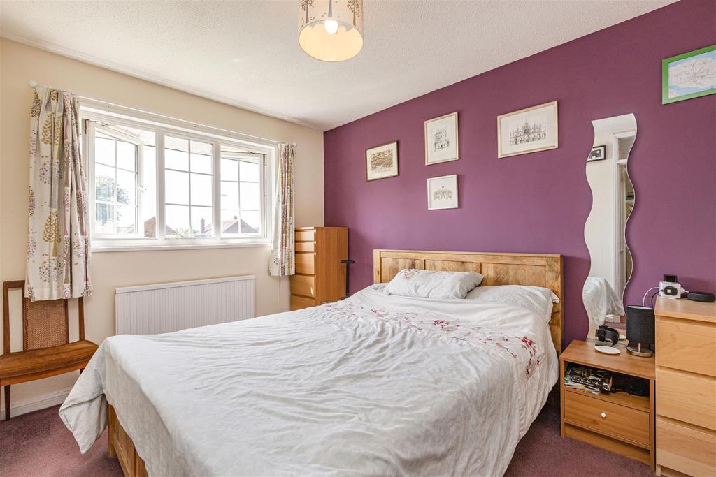 25 Amis Avenue, New Haw, KT15 3 ET - 11.jpg