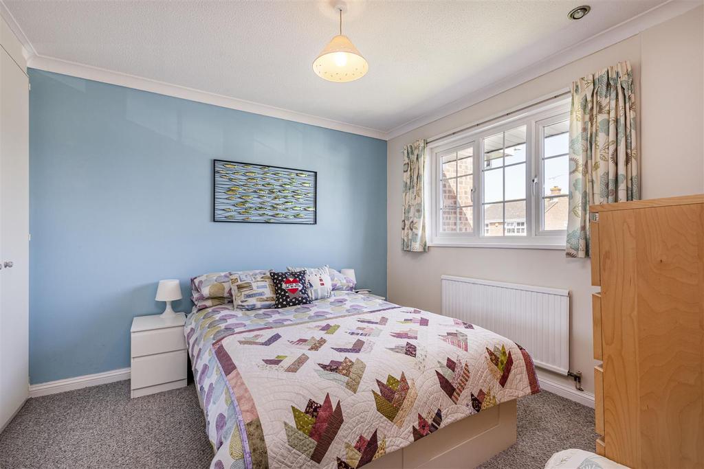 25 Amis Avenue, New Haw, KT15 3 ET - 12.jpg