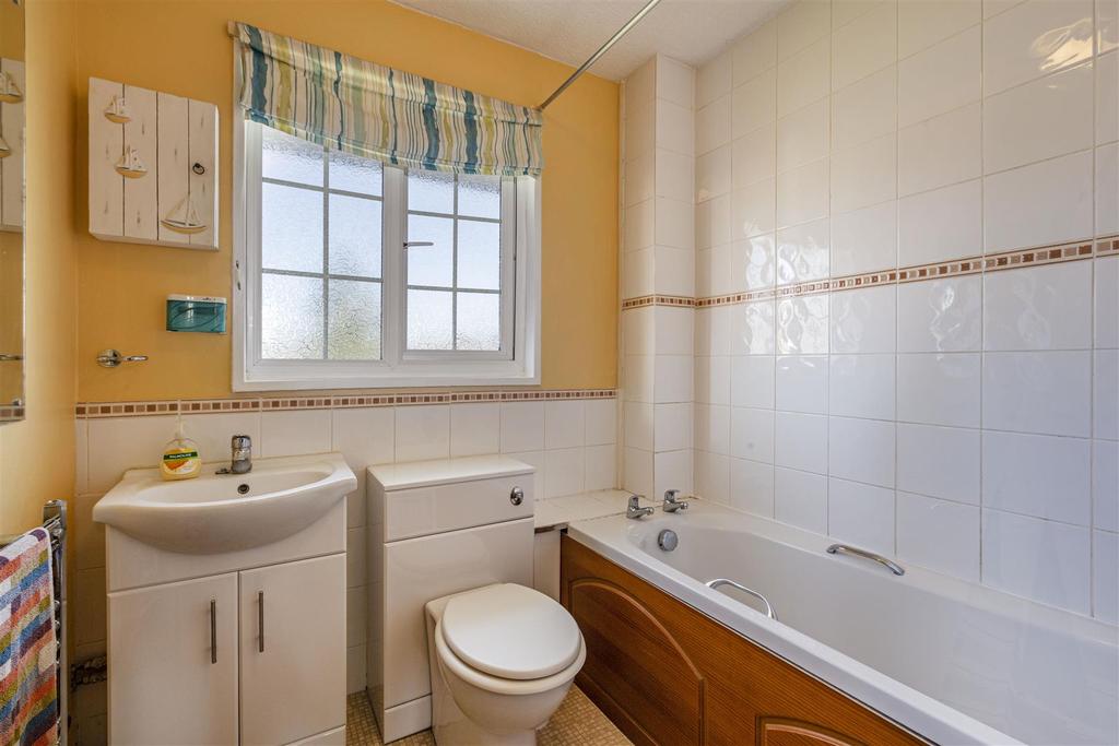 25 Amis Avenue, New Haw, KT15 3 ET - 14.jpg
