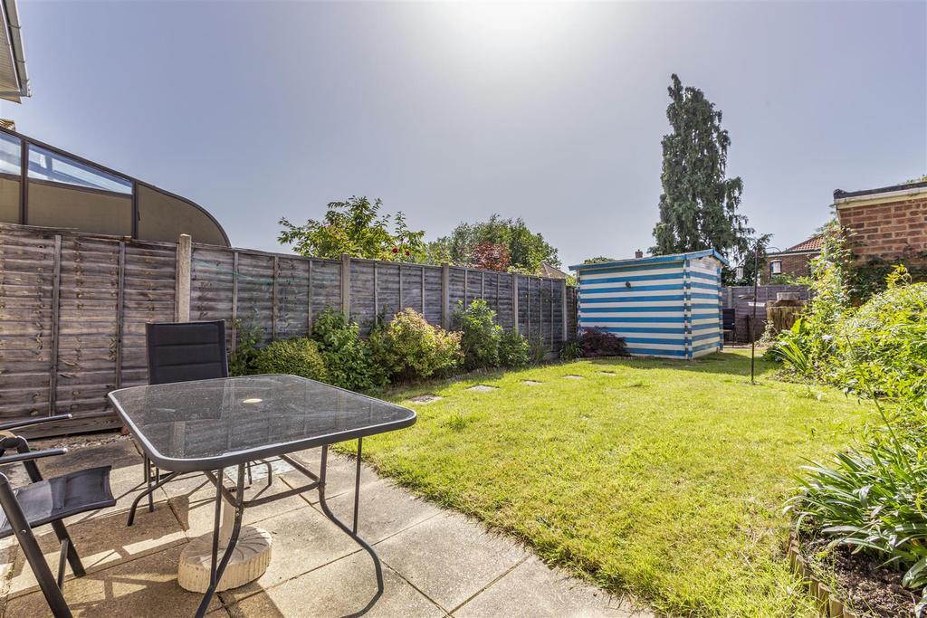 25 Amis Avenue, New Haw, KT15 3 ET - 7.jpg