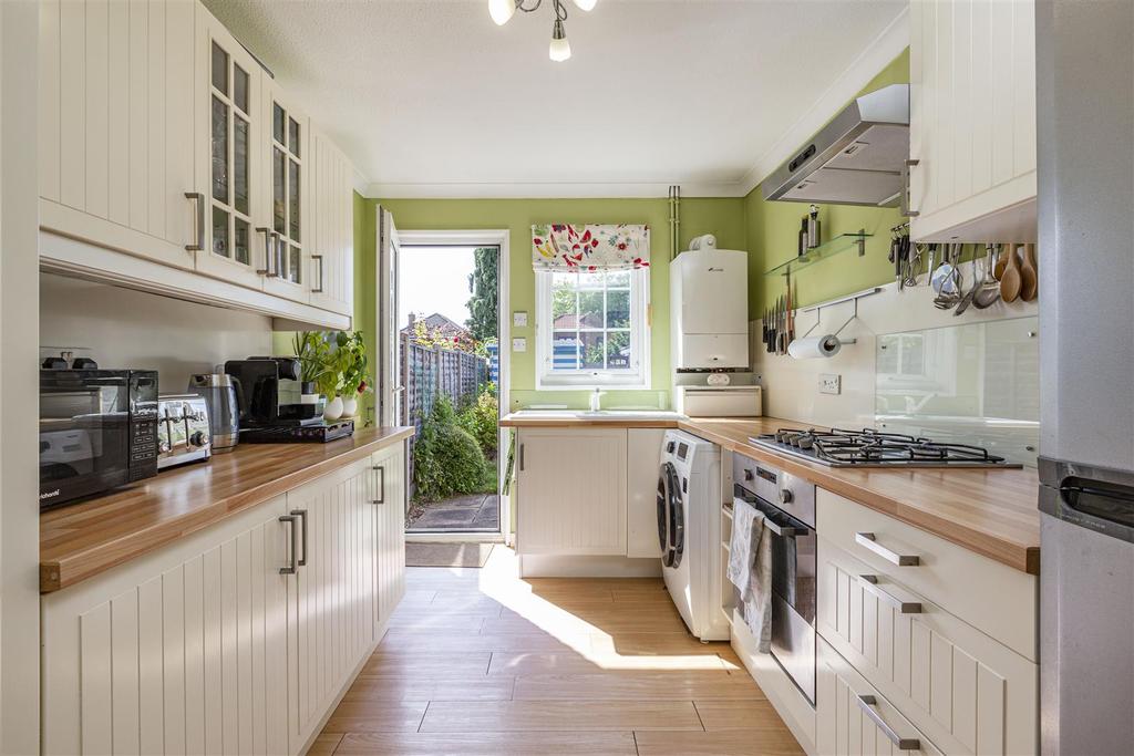 25 Amis Avenue, New Haw, KT15 3 ET - 5.jpg